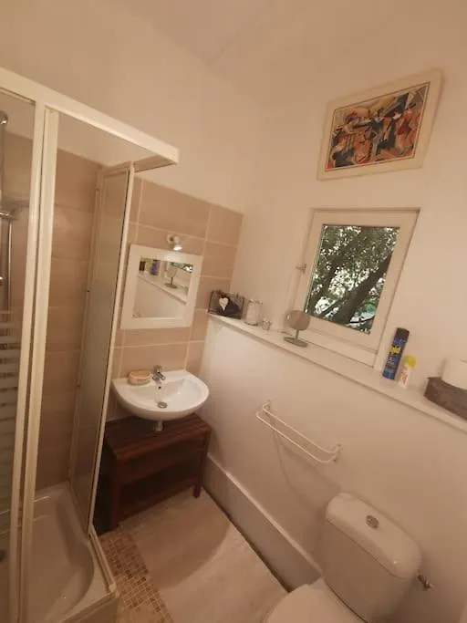 Apartment Entre Ventoux Et Luberon, Appartement Dans Maison. Malemort-du-Comtat