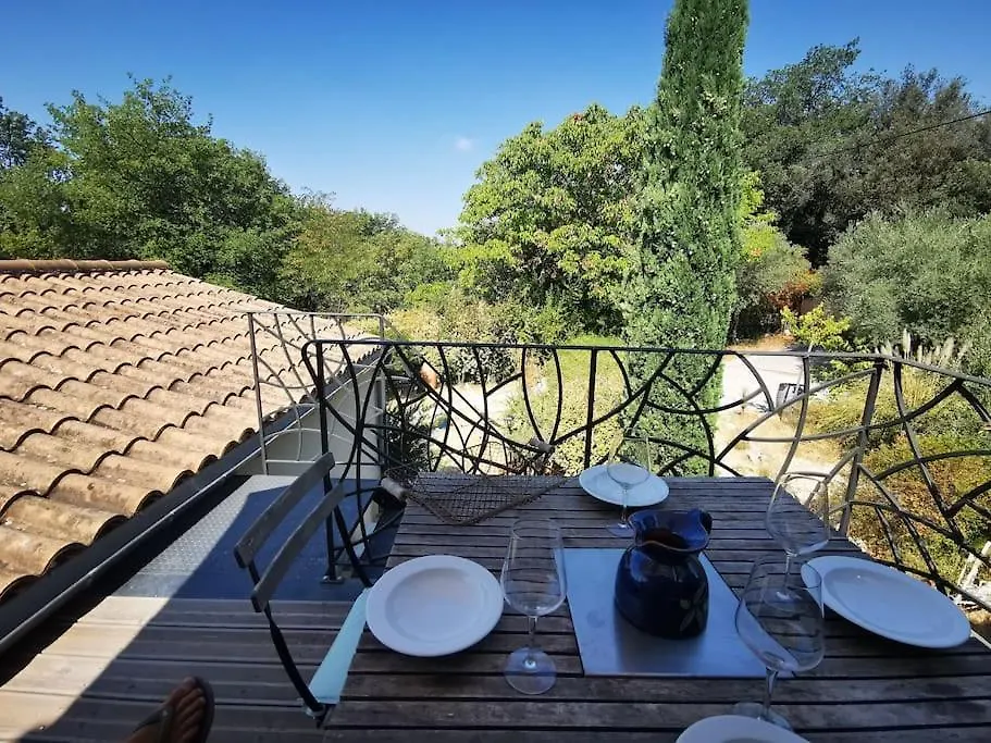 Apartment Entre Ventoux Et Luberon, Appartement Dans Maison. Malemort-du-Comtat France