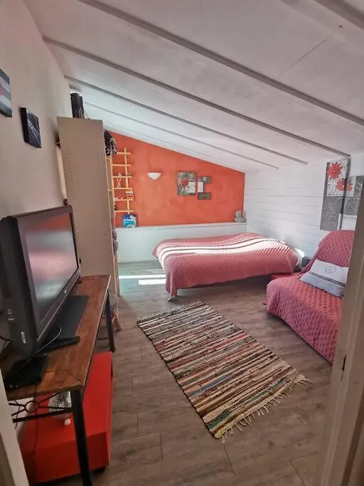 Entre Ventoux Et Luberon, Appartement Dans Maison. Malemort-du-Comtat
