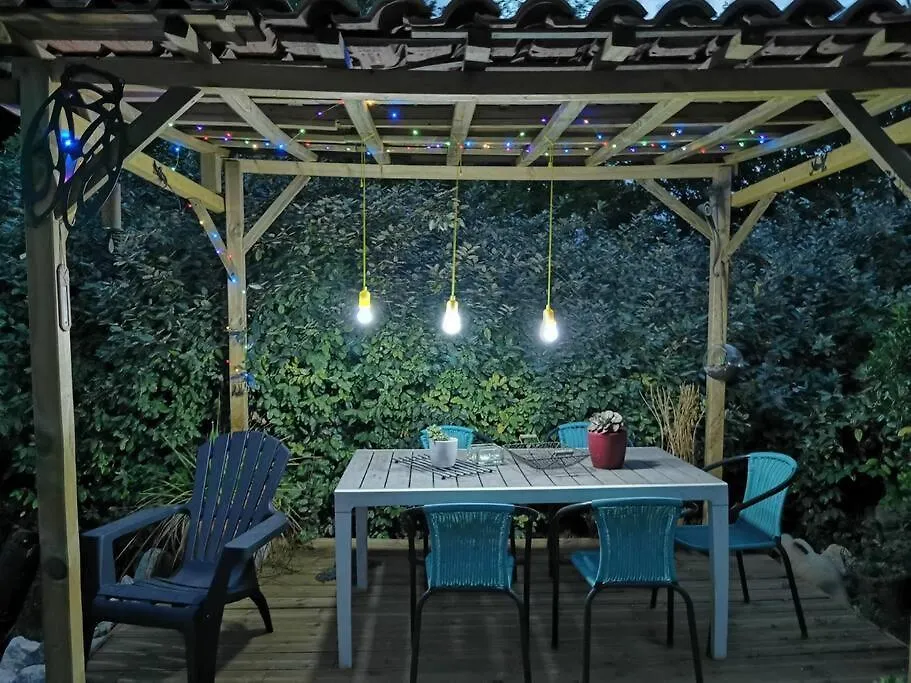 Entre Ventoux Et Luberon, Appartement Dans Maison. Malemort-du-Comtat